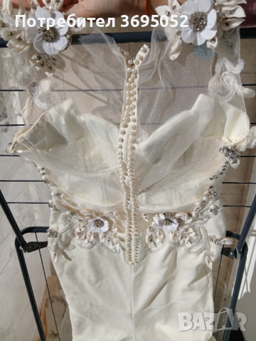 Рокля от сатен и цветя с камъни с шлейф и гол гръб, снимка 2 - Рокли - 53796578