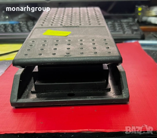Педал за клавир Behringer fcv100