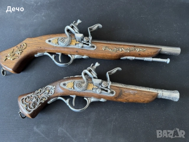 Чифт кремъчни пищови за декор или възстановка от дете