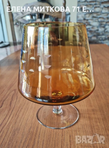 Красива бонбониера или ваза от цветен кристал в кехлибарен цвят