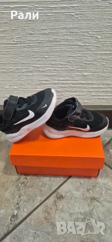 Маратонки Nike.