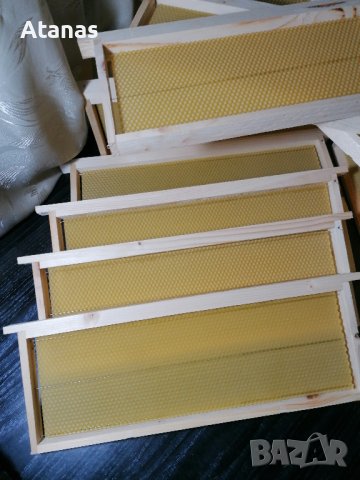 Рамки за пчелни кошери с монтирани восъчни основи 
