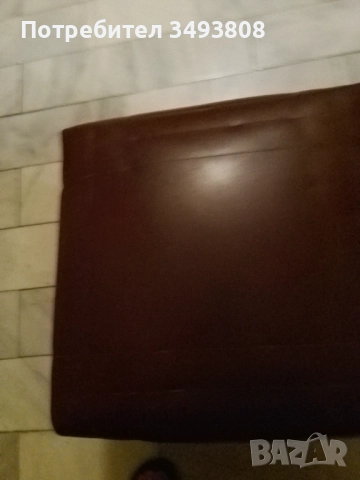 Стара запазена кожена табуретка , снимка 2 - Дивани и мека мебел - 51670365