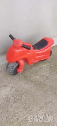 Червено пистово моторче за бутане с крака, снимка 2 - Коли, камиони, мотори, писти - 48539917