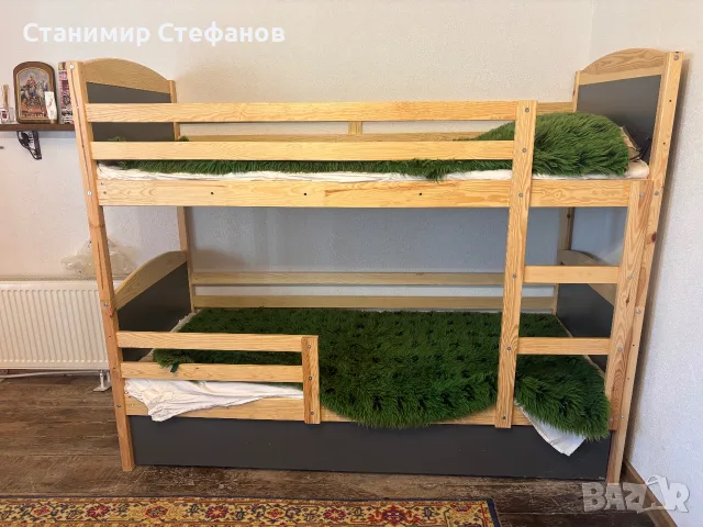 Двуетажно тройно легло