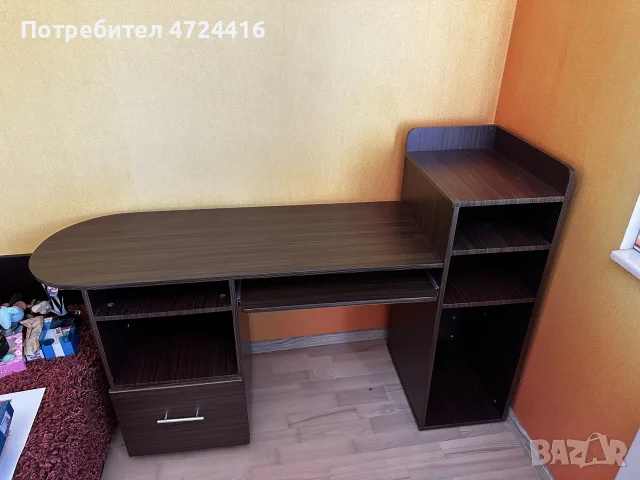 Бюро с рафтове, чекмеджета и поставка за клавиатура