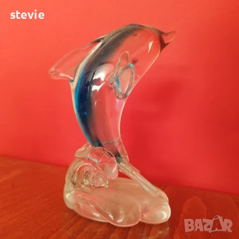 Стъклен делфин