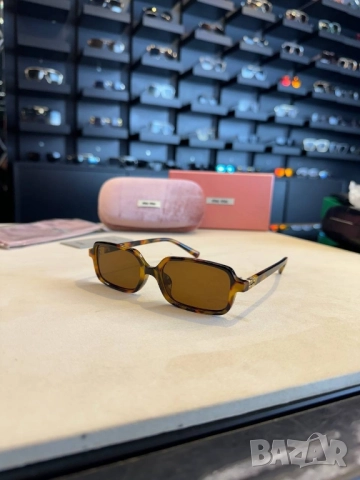 очила с черен обикновен калъф и Ув защита miu miu , снимка 2 - Слънчеви и диоптрични очила - 52093168