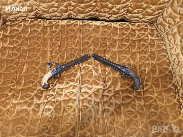 Декоративен комплект старинни пистолети
