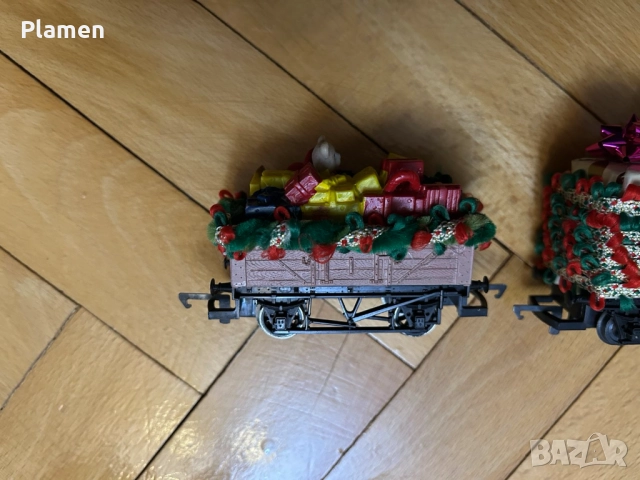 Коледен влак Hornby Santa’s Express R1248 + допълнителни вагони, снимка 5 - Влакчета, самолети, хеликоптери - 52990162
