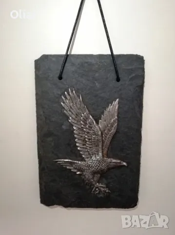 Пластика на орел върху плоча от черен гнайс. 