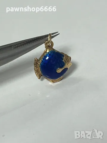 Винтидж златно-син емайлиран  талисман риба 18 карата, снимка 3 - Антикварни и старинни предмети - 48477740