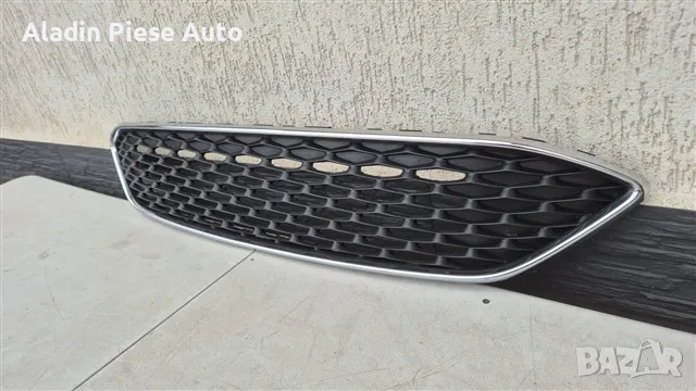 Централна решетка Ford Focus 3 Facelift година 2015 2016 2017 2018 код F1EB8200A, F1EB-8200-a, снимка 2 - Аксесоари и консумативи - 48779967