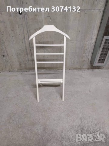 Ретро стойка за дрехи