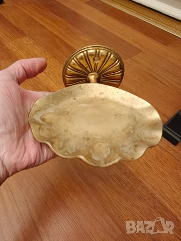 Масивна рядка месингова сапуниерка 