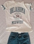 ОКЛАХОМА Varsity тениска в комплект с широки тъмно сини дънки, снимка 2
