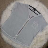 ИЗКЛЮЧИТЕЛНО КРАСИВА светлосива блуза с джобче и сребристи пайети, снимка 1 - Ризи - 40953810
