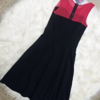 Черна вталена и разкроена около ханша рокля с червена шифонена платка над бюста, снимка 3 - Рокли - 40307204