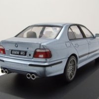 BMW M5 E39 2003 - мащаб 1:43 на Solido моделът е нов в PVC дисплей-кейс, снимка 2 - Колекции - 42718667
