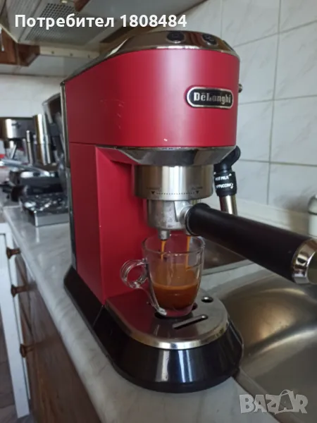 Кафемашина Делонги Дедика с ръкохватка с крема диск, работи отлично и прави хубаво кафе с каймак , снимка 1