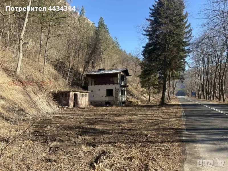 Имот с къща и склад в с. Гара Лакатник на главен път и бонус имот, снимка 1