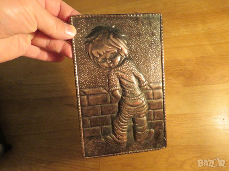 Стара медна табела пикаещо момченце  за вашето заведение табела за тоалетна, бар, механа WC, снимка 1