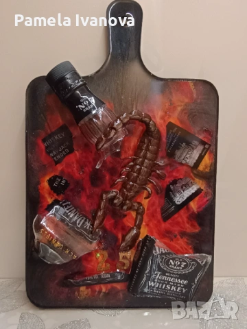 Дъска от смола със счупено шише и скорпион.