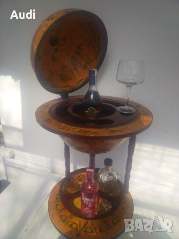 Глобус бар Tre Esse-Worlds, Worlds е подвижен глобус с място за бутилки и чаши за алкохол 