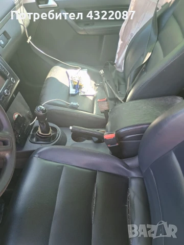 Volkswagen Touran 1.6 TDI 105к.с, снимка 4 - Автомобили и джипове - 50608928