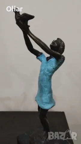 Много красива и впечатляваща статуетка на момиче с птица., снимка 2 - Статуетки - 50336164