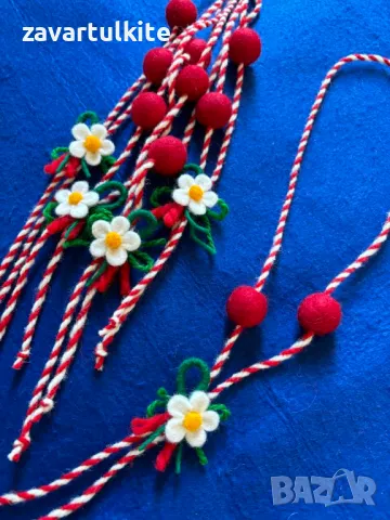 Мартеници гердани с цвете и червени топчета