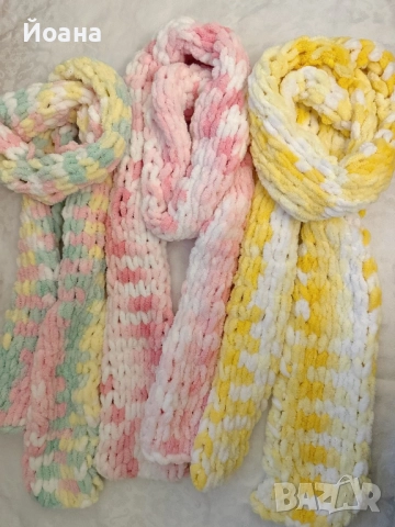 Много пухкави ръчно плетени шалове от прежда 