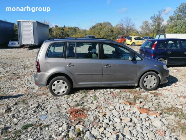 Лек автомобил Volkswagen Touran 1.4 TSI, снимка 2 - Автомобили и джипове - 52023980