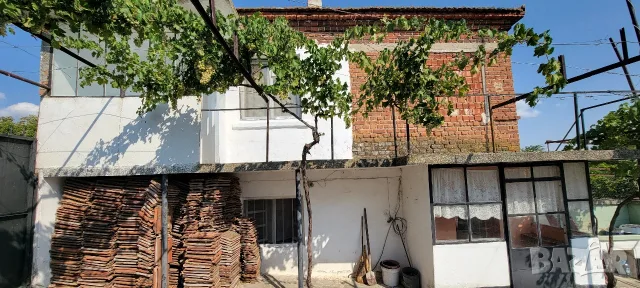 Подържан имот с излаз на две улици,2 имота в 1 със жилищни пристройки и складови помещения, снимка 9 - Къщи - 56085487