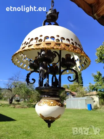 Уникален старинен керамичен полилей с голям куполен капак с красиви орнаменти , снимка 2 - Полилеи - 47577091