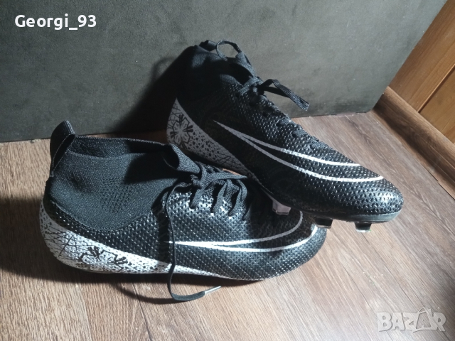 Високо качествени бутонки (обувки за футбол) черно бели,размера е 43, снимка 1 - Футбол - 44734846