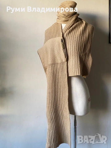 Бежов шал Michael Kors от 30 % вълна и 70 % акрил, снимка 2 - Шалове - 47871793