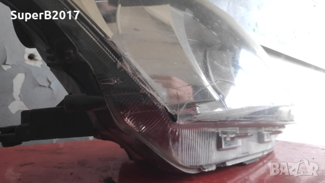 Продавам - оригинален десен фар за Шкода Фабиа 3 със счупено стъкло, снимка 2 - Части - 52240851