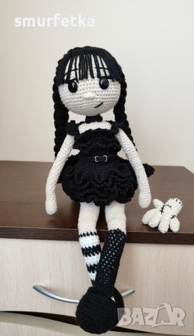 Плетена кукла Уенсдей Адамс, снимка 2 - Плюшени играчки - 41642455