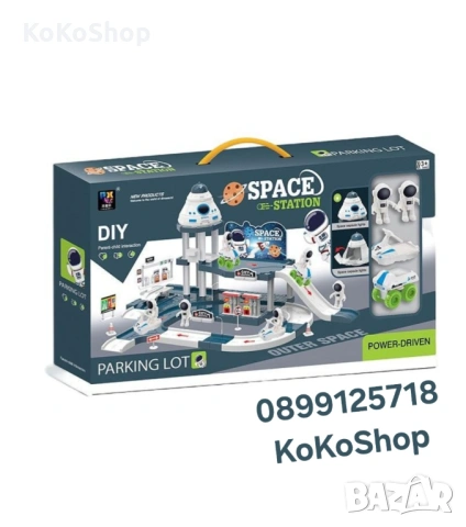 Космическа станция със совалка и астрановти