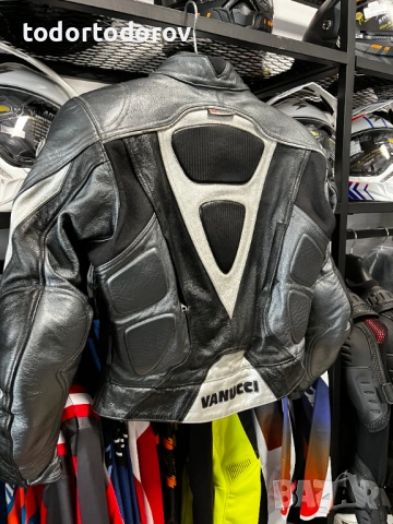 Дамско кожено мото яке VANUCCI размер 42-L,всички протектори 149 лв. / 76.18 €, снимка 5 - Аксесоари и консумативи - 53734159