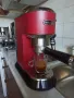 Кафемашина Делонги Дедика с ръкохватка с крема диск, работи отлично и прави хубаво кафе с каймак , снимка 1