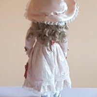 Порцеланова кукла със стойка , снимка 5 - Кукли - 41745826