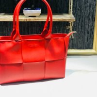 Дамска чанта Bottega Veneta Реплика ААА+, снимка 1 - Чанти - 34550415