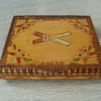 № 7134 стара  дървена кутия / табакера   - пирографирани орнаменти  - размер 10 / 8,5 / 2 см , снимка 1 - Други ценни предмети - 42144579