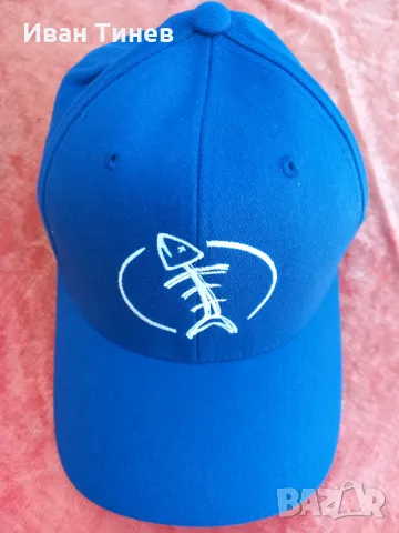 Синя шапка с дизайн на рибена кост