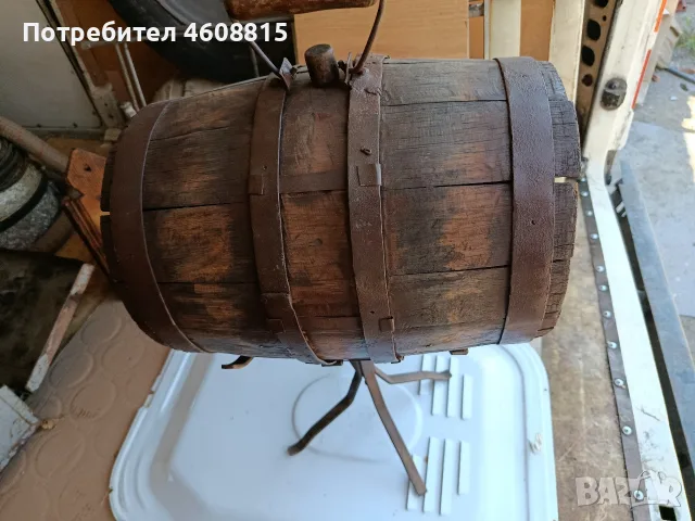 Стара автентична бъчвичка с метално въртящо се столче