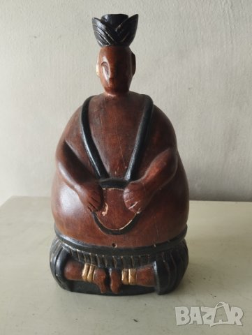 дървена статуетка-фигуративна