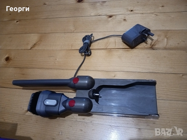 Много добра Dyson V10 безжична прахосмукачка пълен комплект, снимка 2 - Прахосмукачки - 52776522