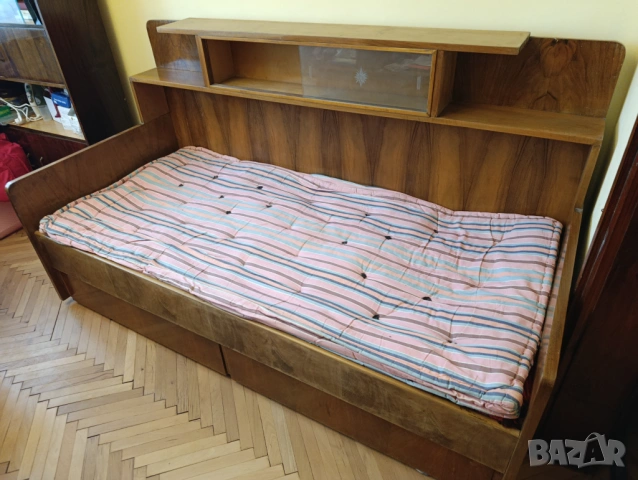 Дървено легло с чекмеджета и витринка